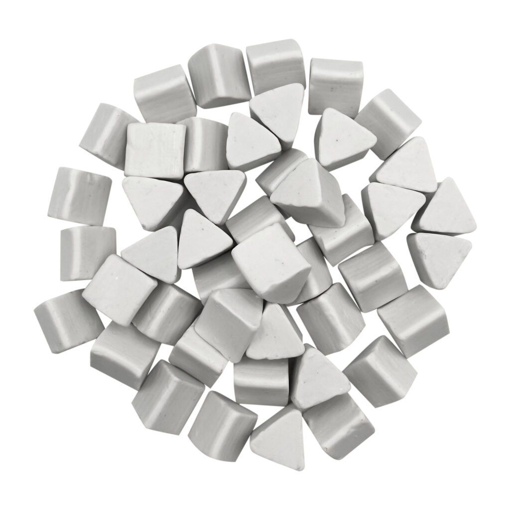 Üçgen ve küp formda seramik taşlar